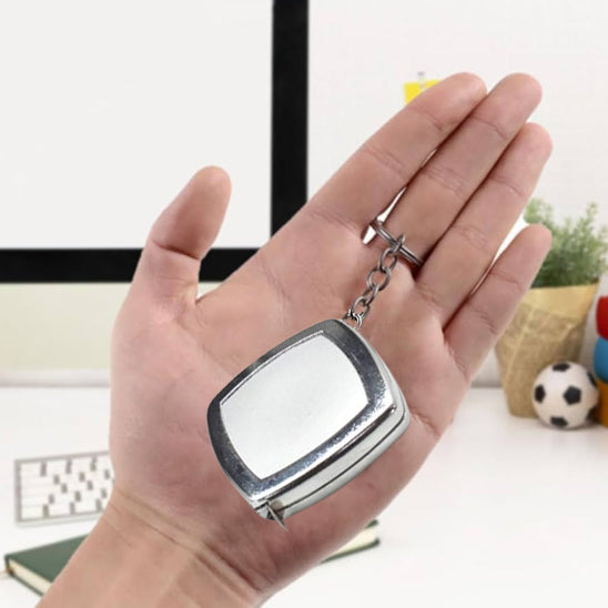 mètre à ruban de poche en main de femme