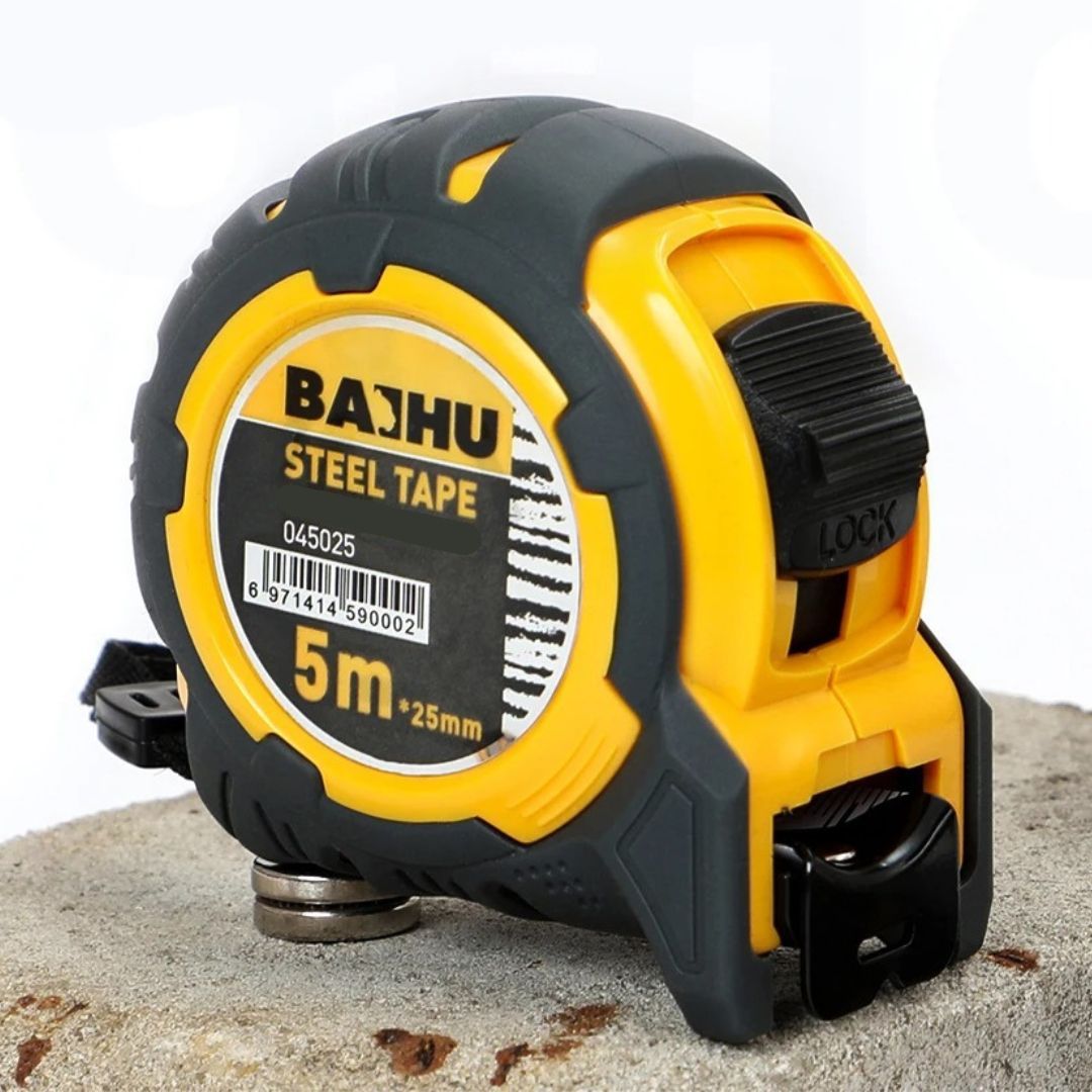 metre ruban noir et jaune sur pierre fond blanc