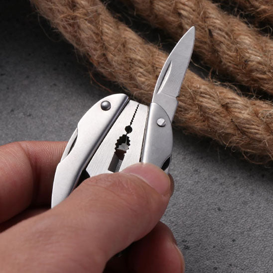pince couteau en mains corde fond gris