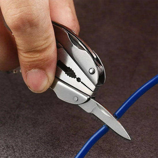 pince lame sur câble bleu sur fond flou