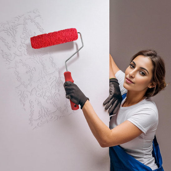 rouleau-peinture-jeune-femme-en-motion