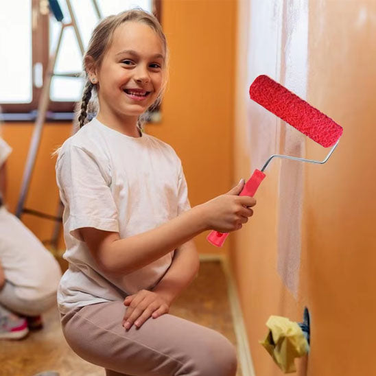 rouleau-peinture-jeune-fille-peintre
