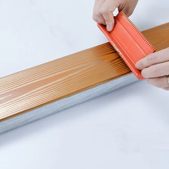 rouleau-peinture-planche-de-bois