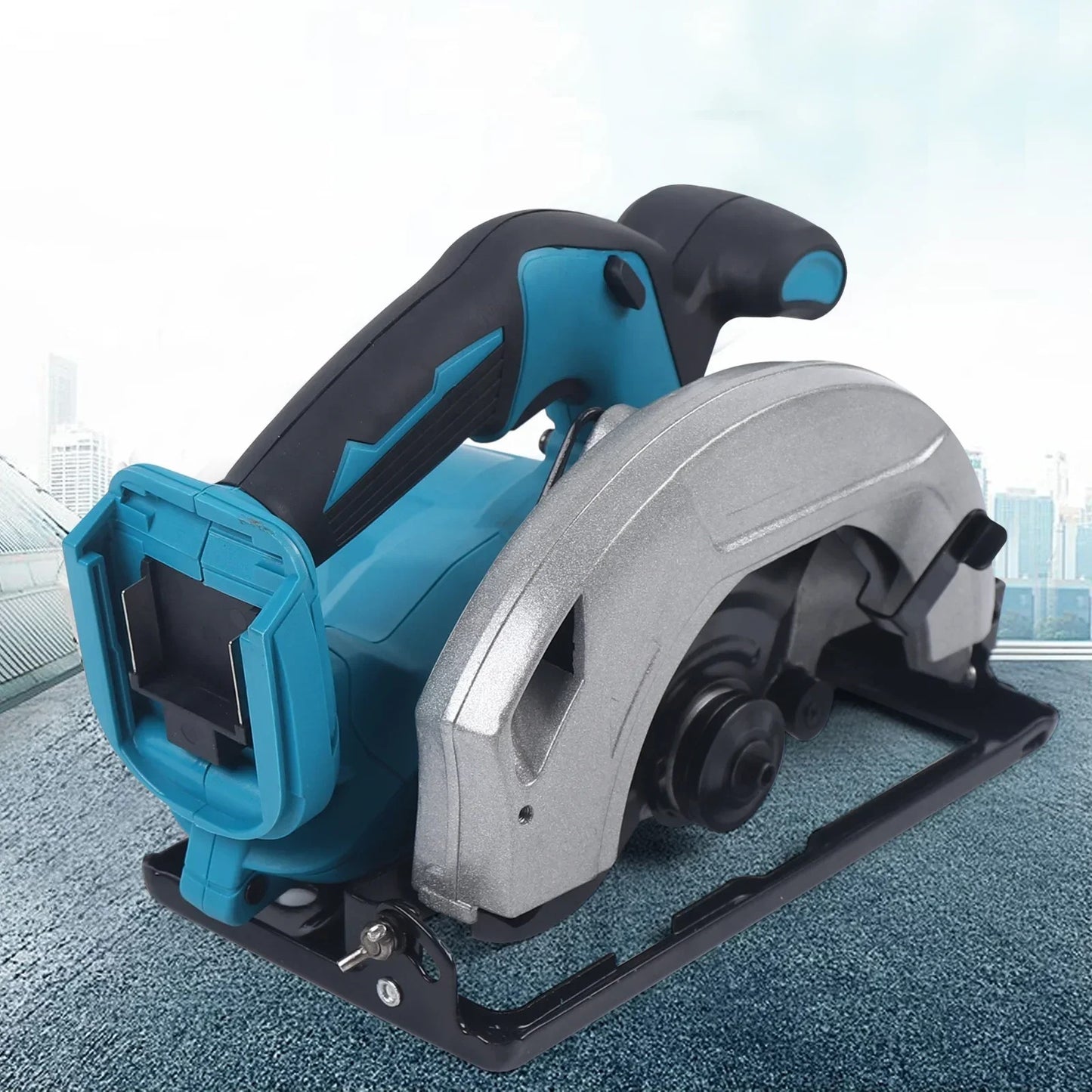 scie circulaire racetools en démo sur fond turquoise