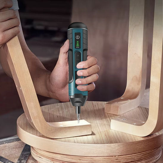 tournevis électrique tabouret de bois