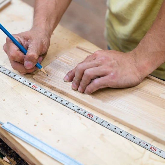 mètre à ruban prise de mesure sur une petite planche de bois