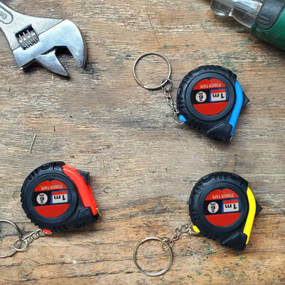 metre ruban minimètre sur fond de bois vieilli