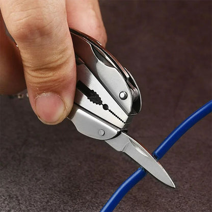 pince lame sur câble bleu sur fond flou