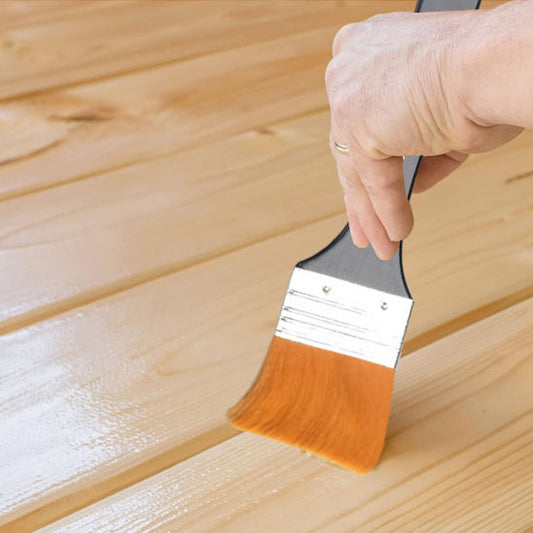 pinceaux-vernis-sur-plancher-de-bois-franc