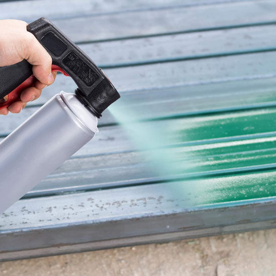 pistolet-pour-la-peinture-vert-sur-taule
