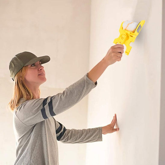 rouleau-peinture-femme-en-casquette
