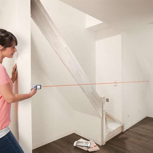 télémètre laser femme prise de mesure