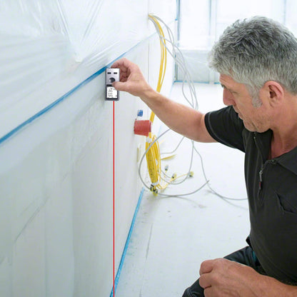 télémètre laser homme prise de mesure